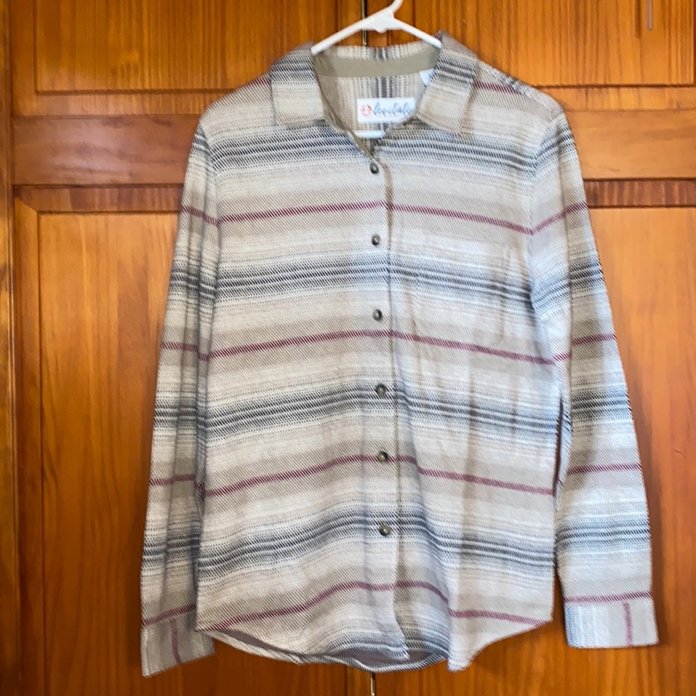 NWT Levitate Women’s 100% Organic Cotton Button Down Shirt Medium